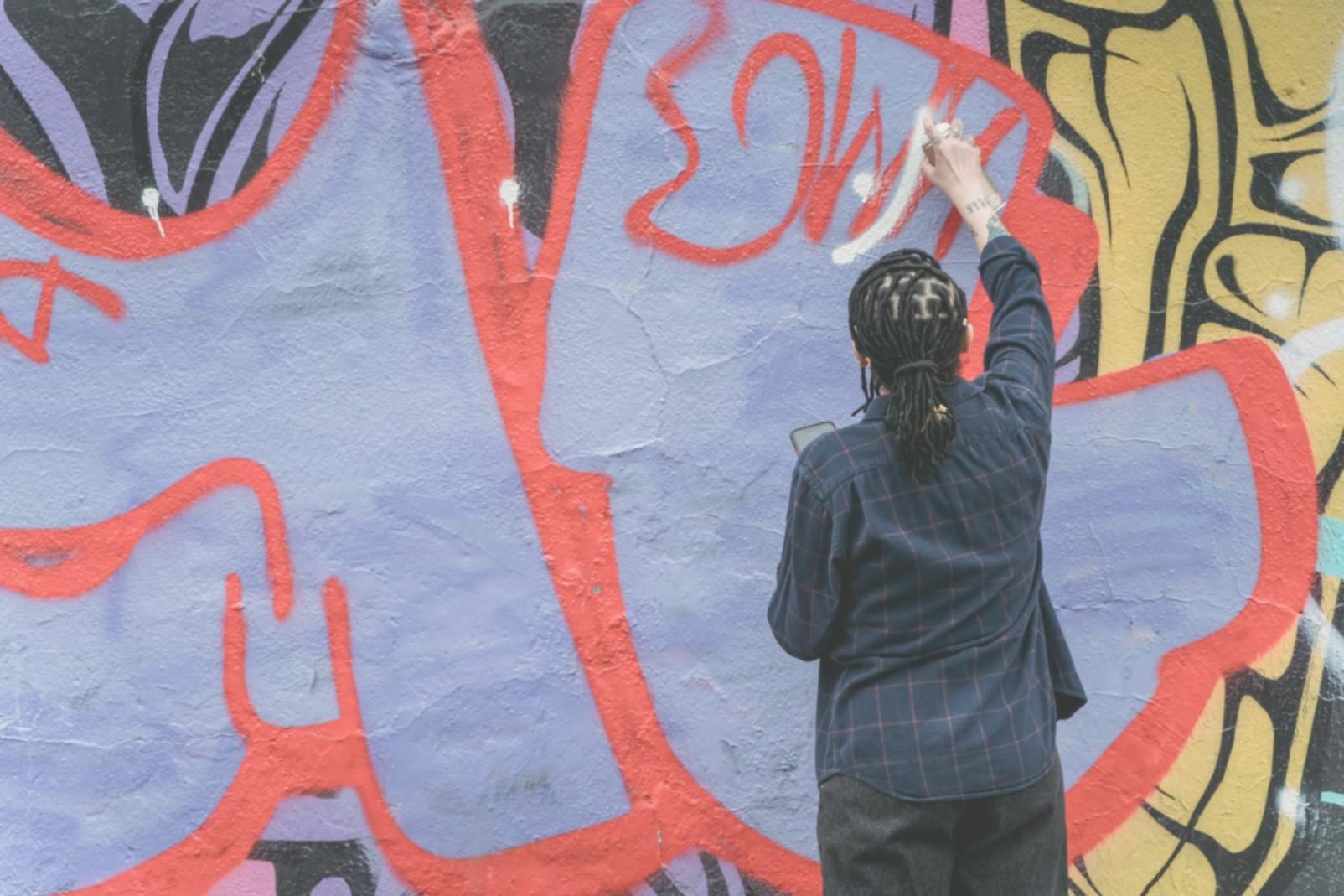 Процесс рисования фигуры человека карандашом на бумаге