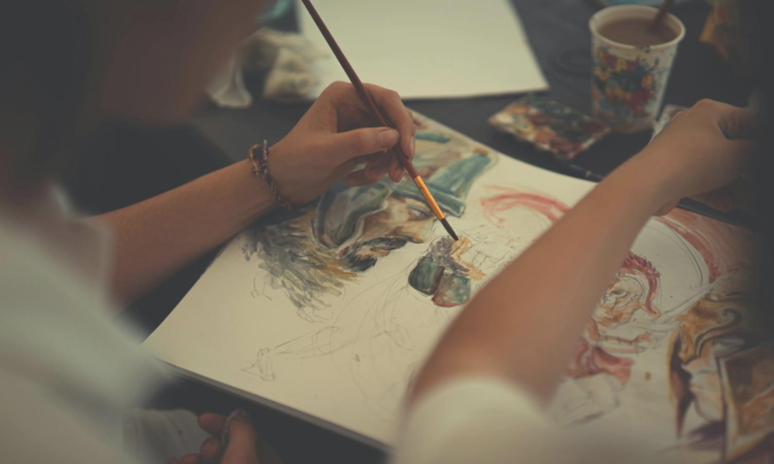 Художник работает над детализацией анатомических элементов рисунка