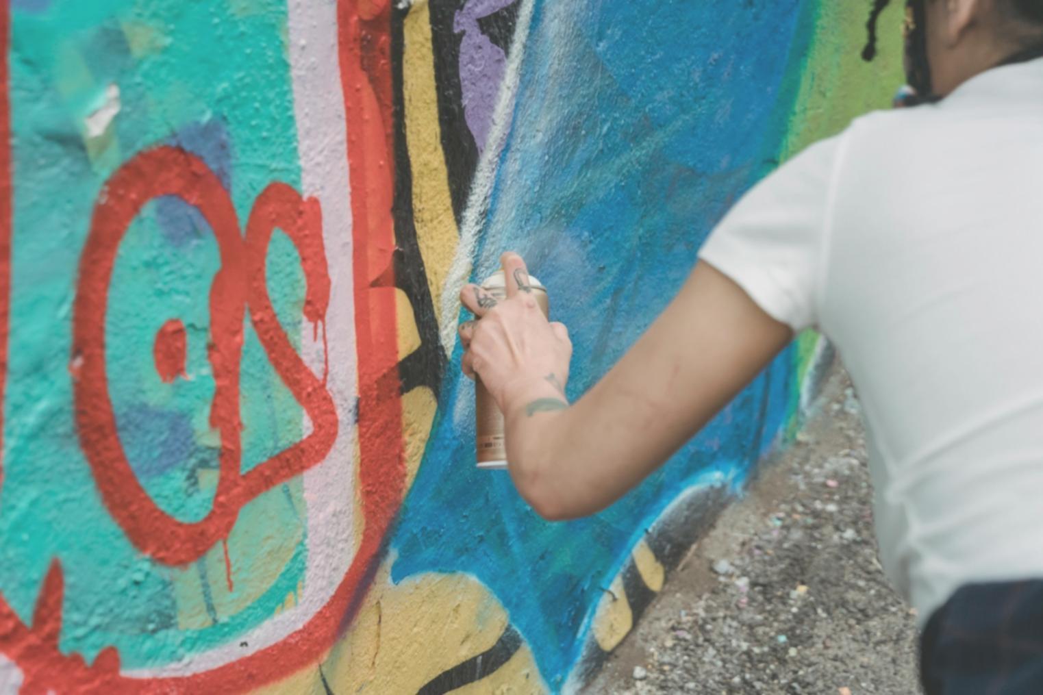 Совместная работа художников во время интерактивного вебинара по построению фигуры