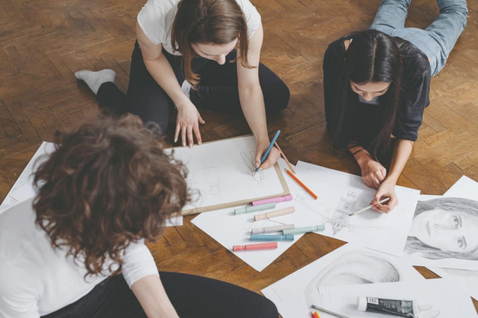 Студенты работают над академическим рисунком фигуры во время вебинара